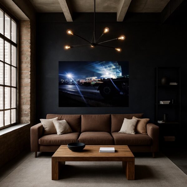 Wandbild-Mockup im industriellen Loft: Düsseldorfer Hafenkran bei Nacht mit Lichtspuren und Lichtstern, dunkle Wand, braunes Sofa, moderne Pendelleuchte.