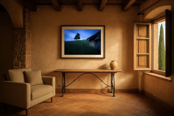 Wohnzimmer im Toskana-Stil – Wandbild „Mystische Fichte“ Oberbozen, Regen, blaue Stunde, Blumenwiese, Pfad und Scheune, Fine-Art-Print.