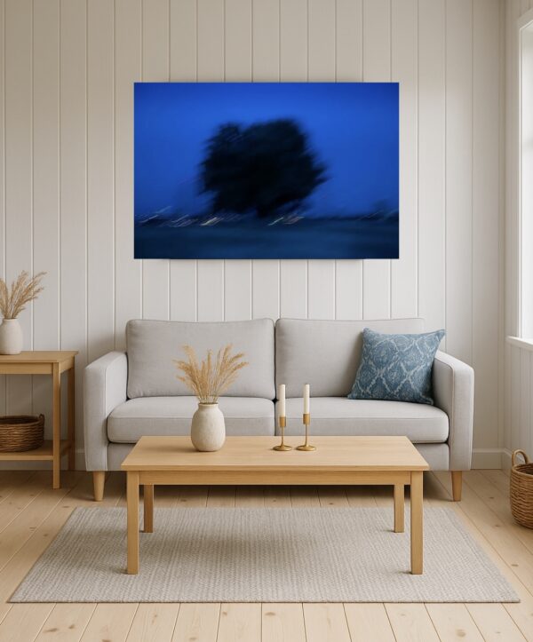 Helles skandinavisches Wohnzimmer mit Wandbild eines mystischen Baumes in der Blauen Stunde