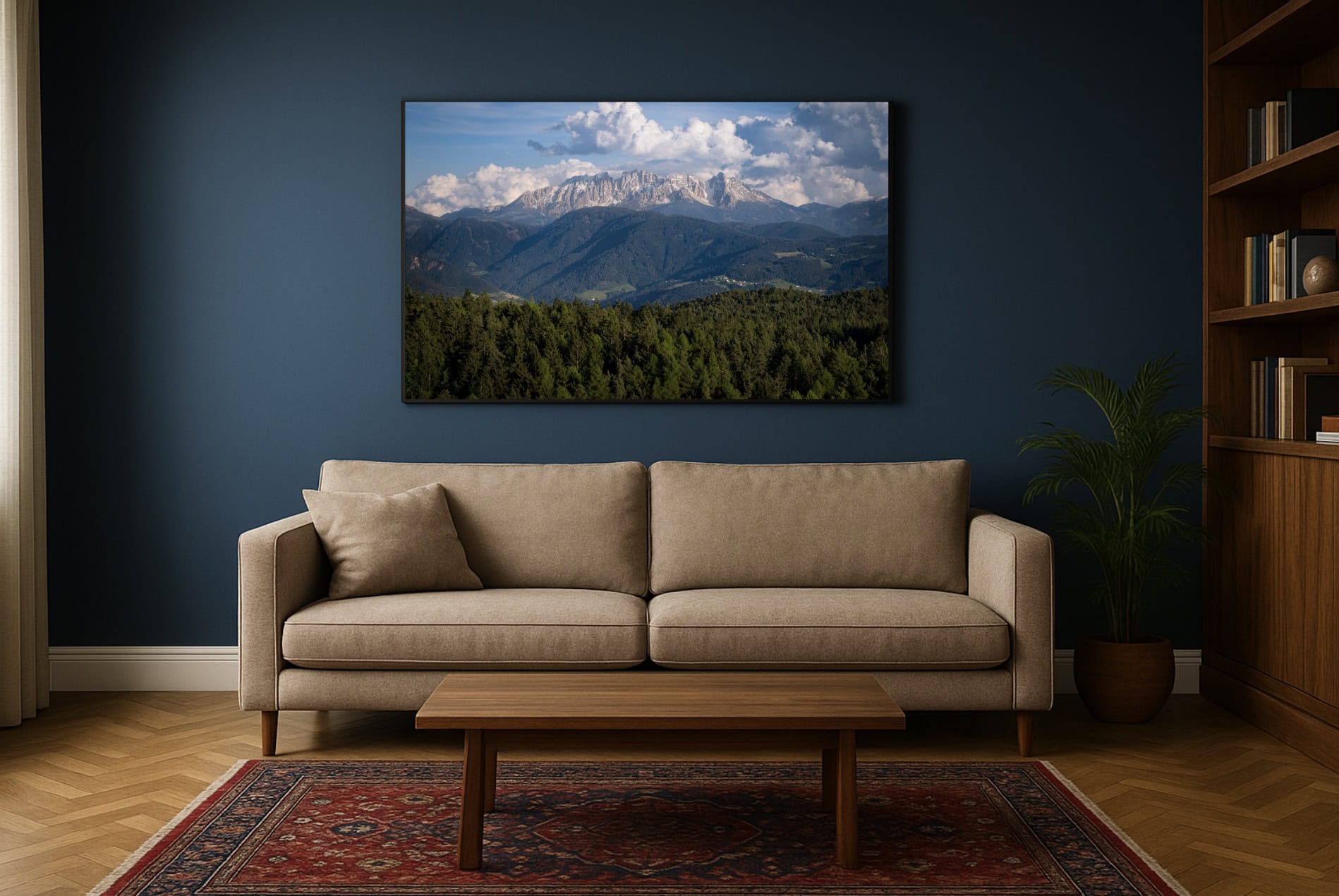 „Modernes Wohnzimmer mit Wandbild ‚Oberbozen – Dolomiten im Dunst‘ über dunkler Wand“