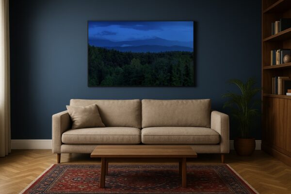 Wandbild Mockup Oberbozen Lagorai blaue Stunde über Wald, modernes Wohnzimmer mit blauer Wand und Sofa.