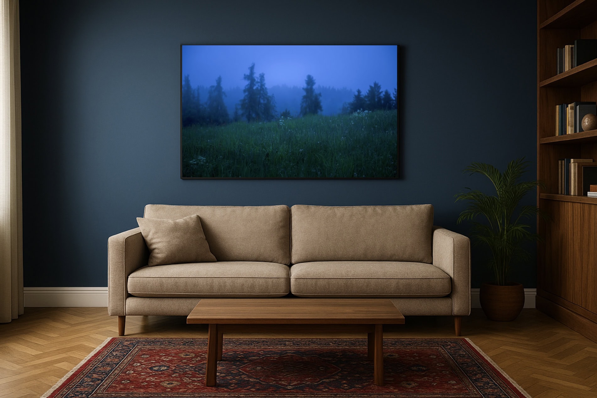 Wohnzimmer mit Wandbild „Nebelwiese Oberbozen“ (Südtirol), Fichten im Nebel über grüner Wiese, Blaue Stunde über dem Sofa.