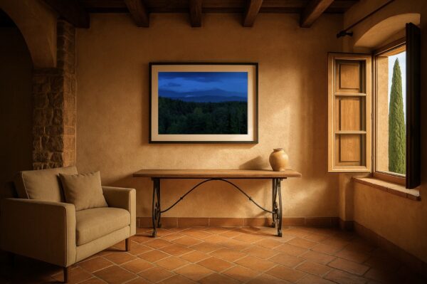 Wandbild Mockup Lagorai Oberbozen Blaue Stunde über Wald im mediterranen Toskana Interieur mit Terrakotta und Stein.