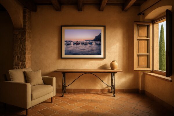 Mediterranes Interieur mit Terracotta-Boden; gerahmter Fine Art Print „Fischerboote in Riomaggiore“ bei Sonnenuntergang.