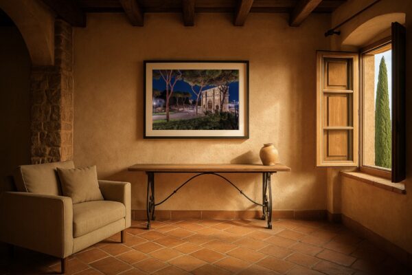 Gerahmte Fotografie „Konstantinsbogen, Rom bei Nacht“ über Konsole im mediterranen Wohnzimmer; Schirmpinien, Kolosseum-Umgebung, warmes Terrakotta-Ambiente.