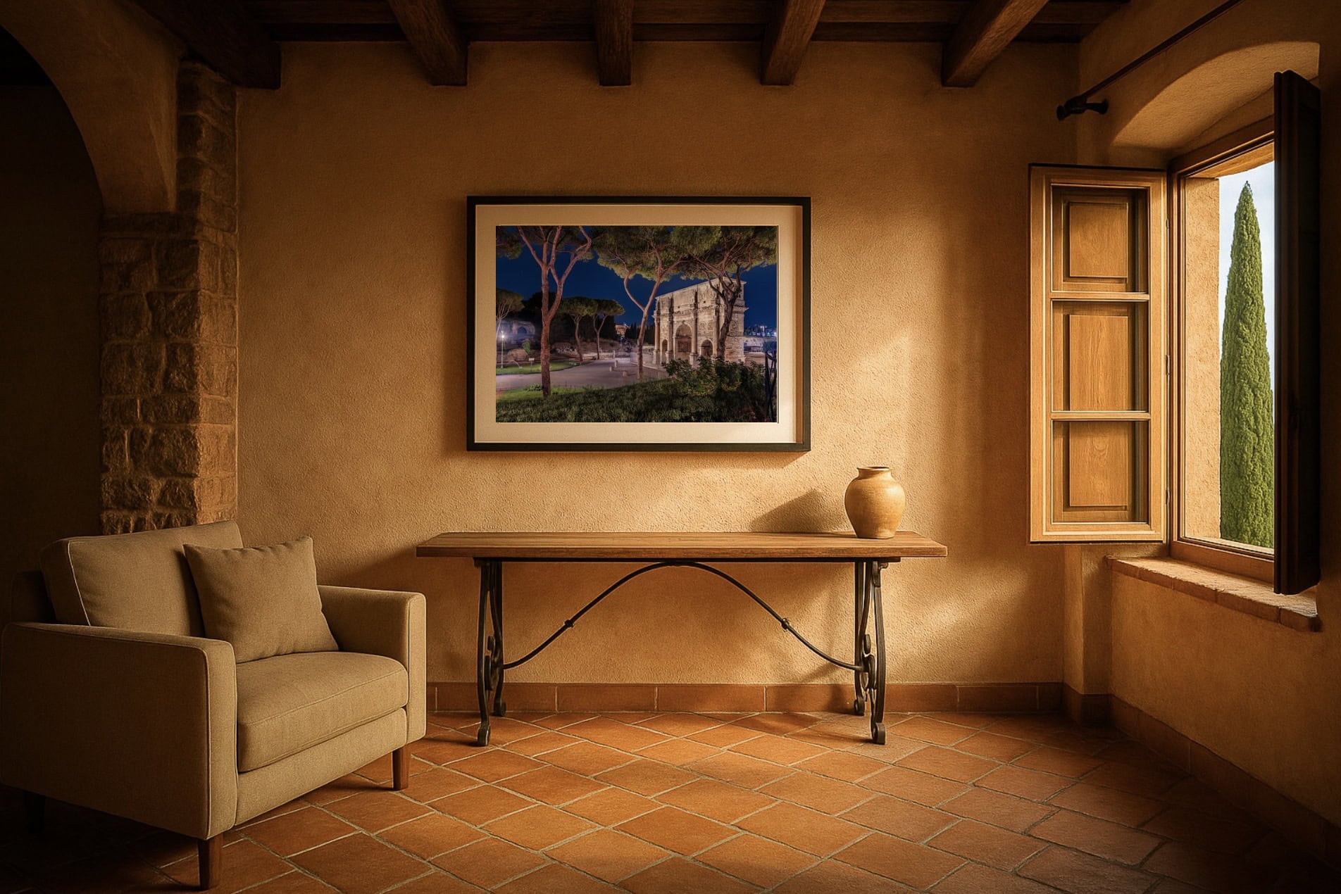 Gerahmte Fotografie „Konstantinsbogen, Rom bei Nacht“ über Konsole im mediterranen Wohnzimmer; Schirmpinien, Kolosseum-Umgebung, warmes Terrakotta-Ambiente.