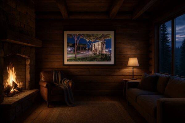 Fotografie des Konstantinsbogens in Rom als großes Wandbild im Holzhaus mit Kamin; blaue Stunde, Schirmpinien, warme Innenbeleuchtung.