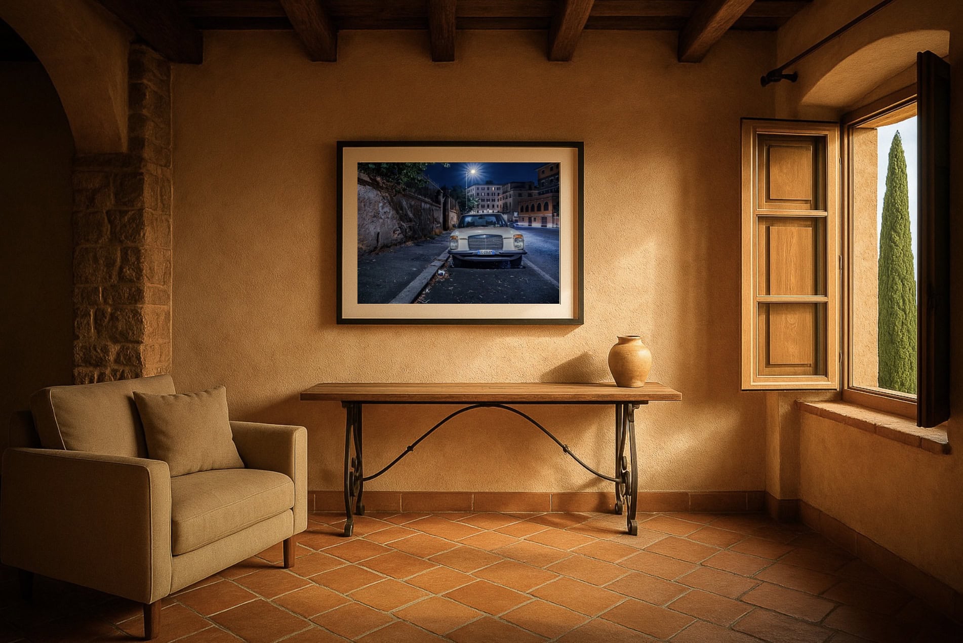 Warmes Wohnzimmer mit Putzwand und Fenster: gerahmter Print „Mercedes-Oldtimer, Rom bei Nacht“ über Konsole; Patina, Laternenlicht, ruhige Straße.