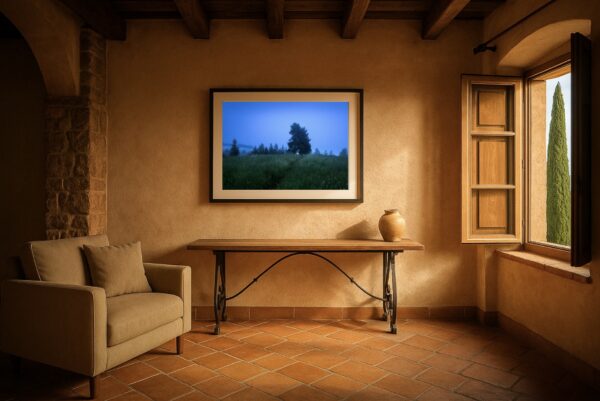 Helles skandinavisches Wohnzimmer mit Sofa; darüber die Fotografie „Mystischer Baum, Oberbozen“ auf einer Nebelwiese in der Blauen Stunde.