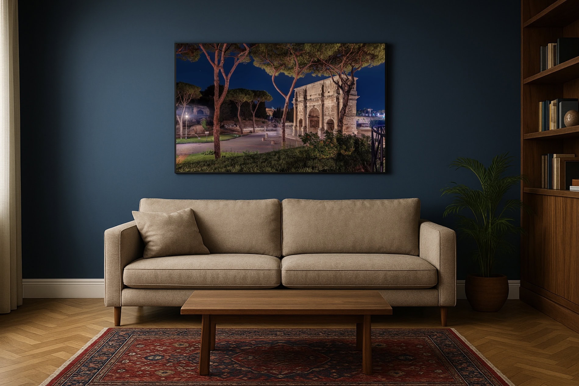 Großes Wandbild „Konstantinsbogen, Rom bei Nacht“ über Sofa an dunkelblauer Wand; Schirmpinien, Nähe Kolosseum, moderner Wohnstil.