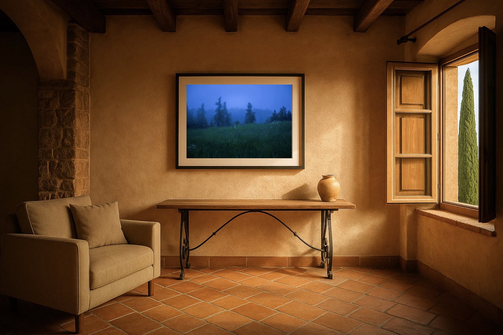 Blockhütten-Interior mit gerahmtem Wandbild „Mystische Wiese bei Oberbozen“, Fichten im Nebel, Blaue Stunde über Sessel und Kamin.