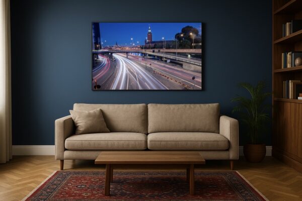 Großformatiges Wandbild mit Lichtspuren einer nächtlichen Stadtbrücke vor dunkelblauer Wohnzimmerwand.
