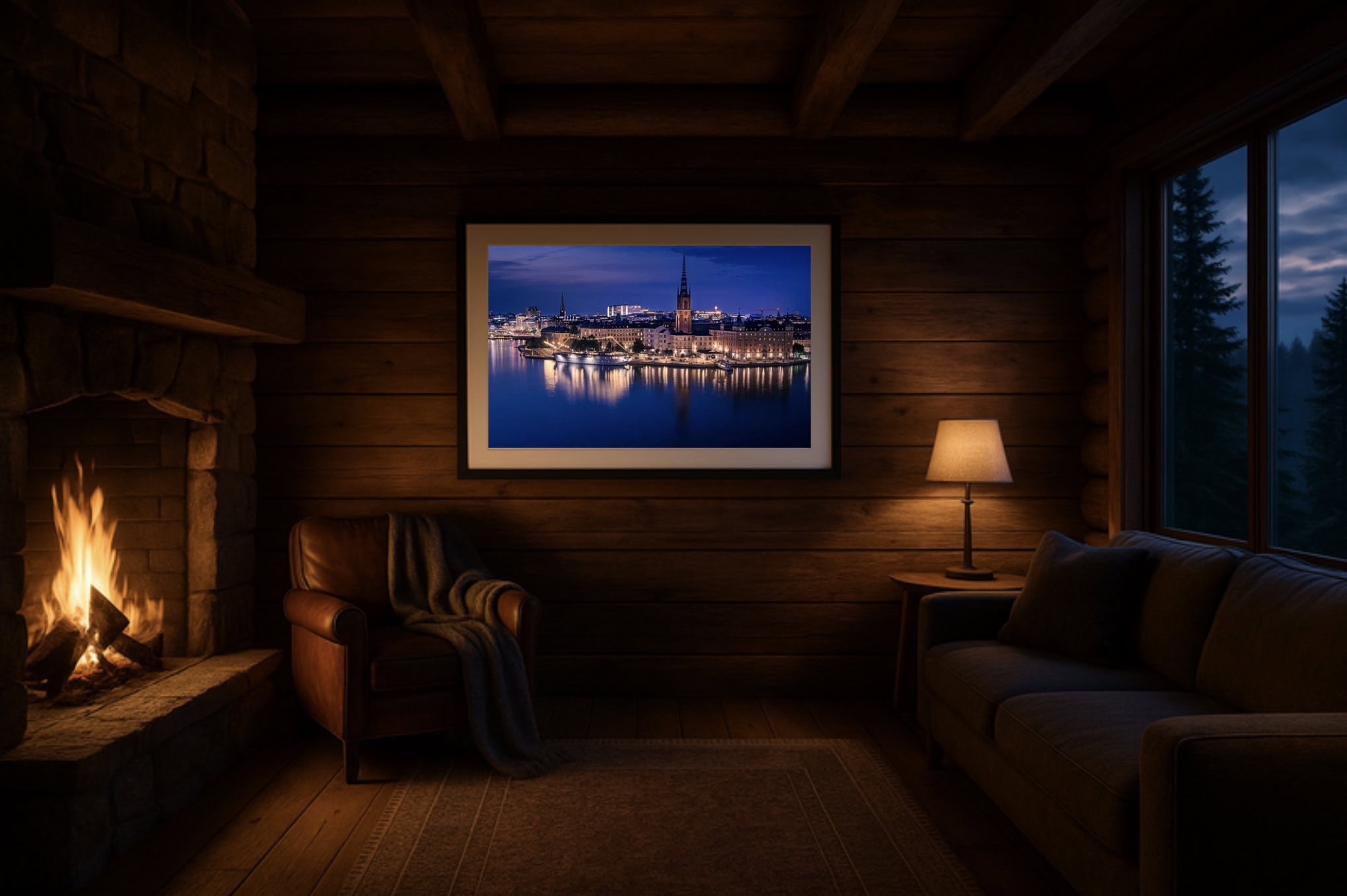 Panorama-Wandbild Riddarholmen im Holz-Chalet mit Kamin – stimmungsvolle Blaue Stunde, Hygge Look, Fine-Art Mockup.