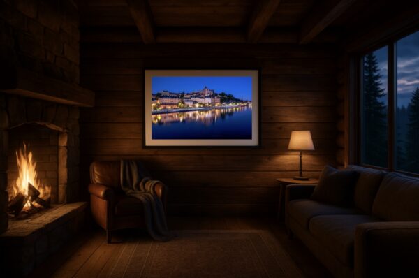 Gemütliches Holz-Wohnzimmer mit Kamin; gerahmter Fine-Art-Print von Stockholms Södermalm mit Spiegelungen auf der Riddarfjarden.