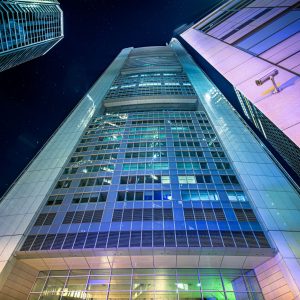 Nachtsicht auf moderne Hochhäuser in Frankfurt aus der Froschperspektive