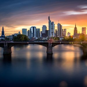 Frankfurter Skyline mit Brücke über dem Main bei Sonnenuntergang als Panorama