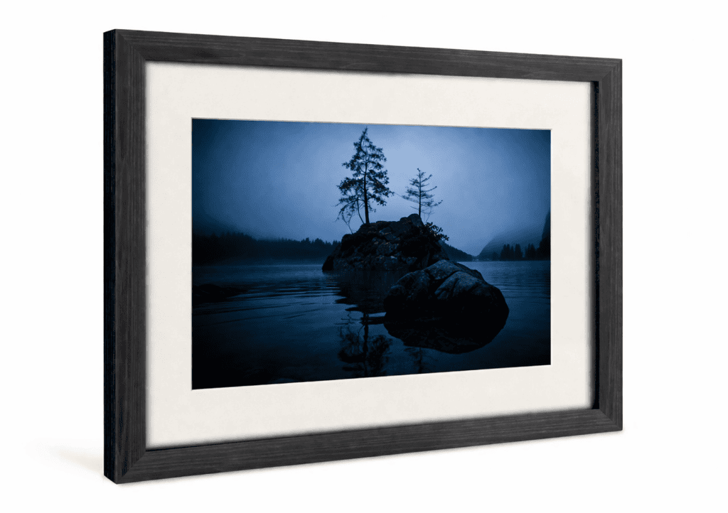 Gerahmter Fine Art Print eines nebeligen Bergsees als Produktvorschau für Hahnemühle Fotodrucke.