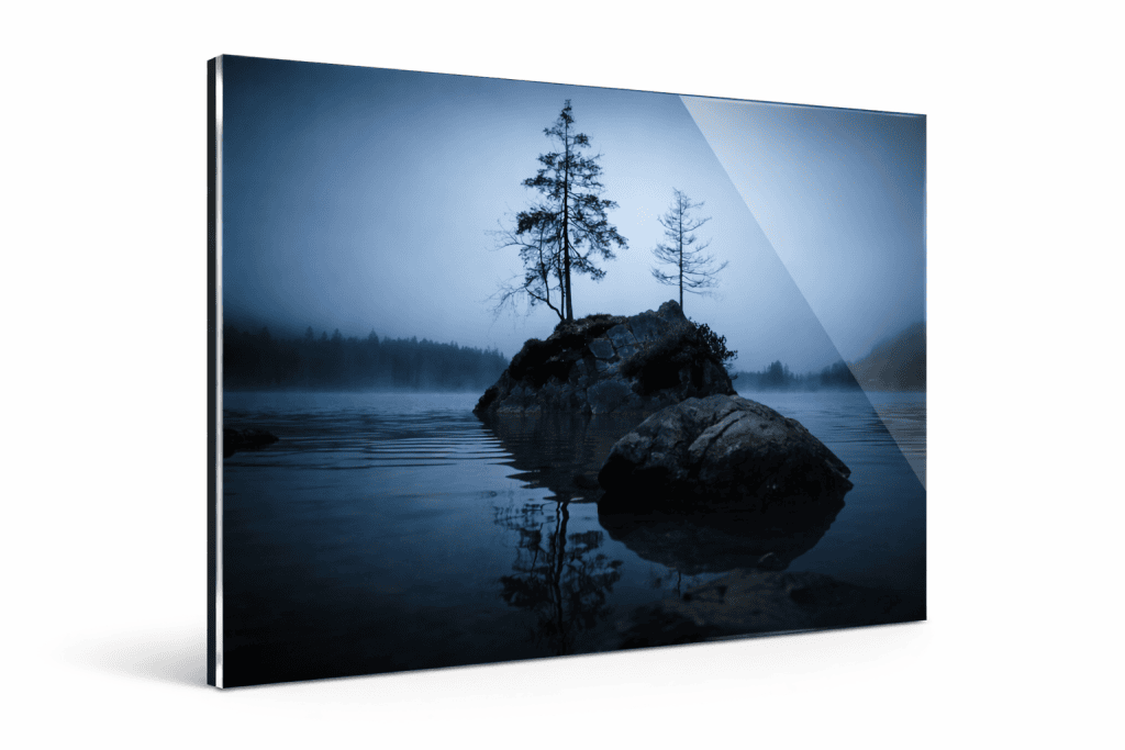 Fine-Art-Fotografie eines nebligen Sees mit Felseninsel, zwei Kiefern und Spiegelung im ruhigen Wasser auf Acrylglas