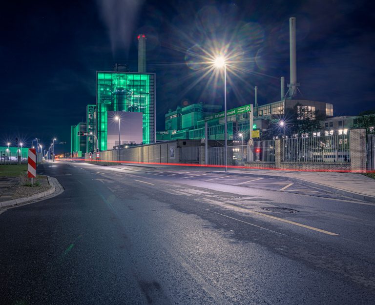 Nachtszene des grün beleuchteten Gaskraftwerks Lausward in Düsseldorf