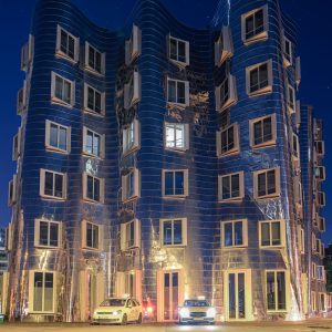 Wellige Metallfassade der Gehry-Bauten in Düsseldorf bei Nacht