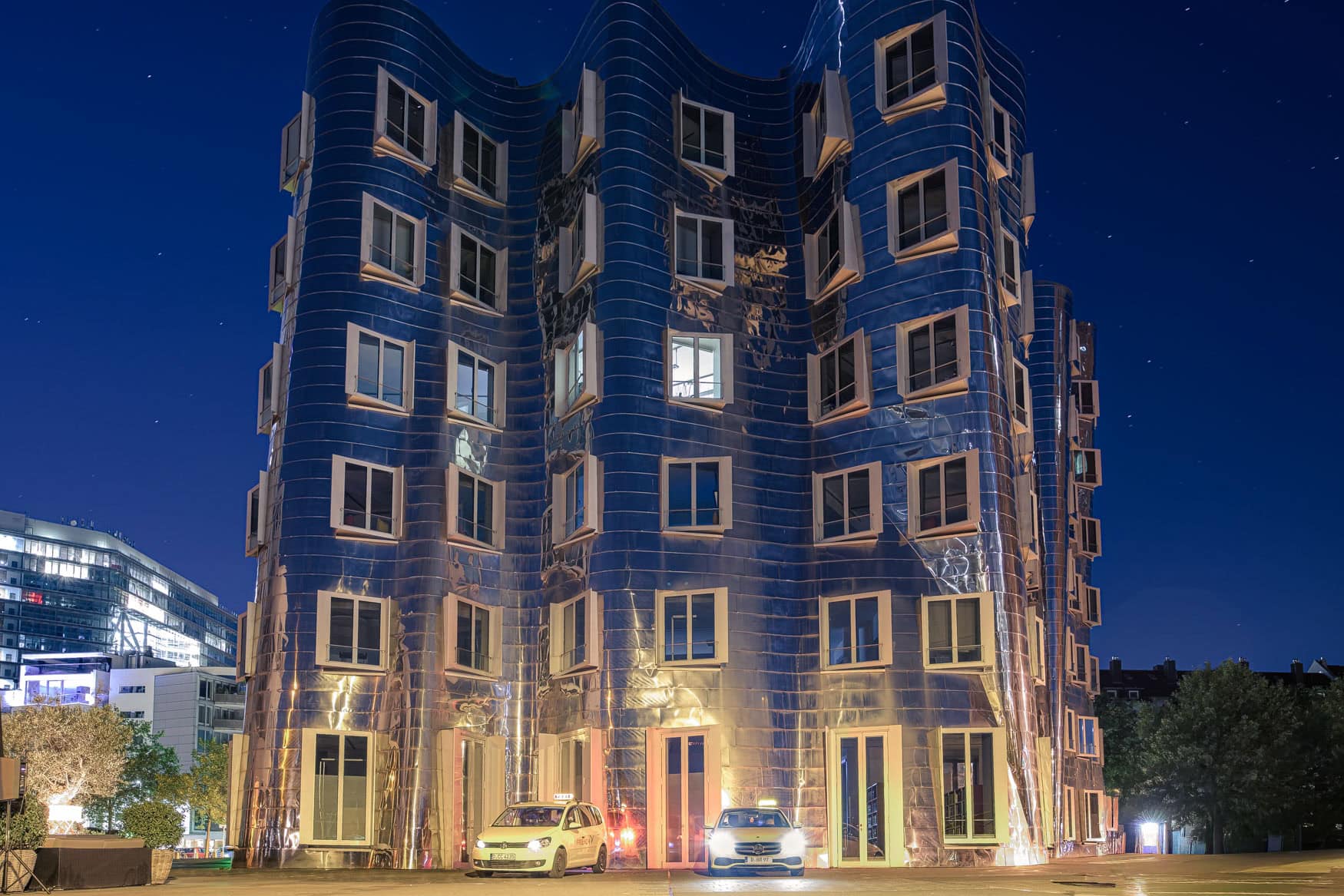 Wellige Metallfassade der Gehry-Bauten in Düsseldorf bei Nacht