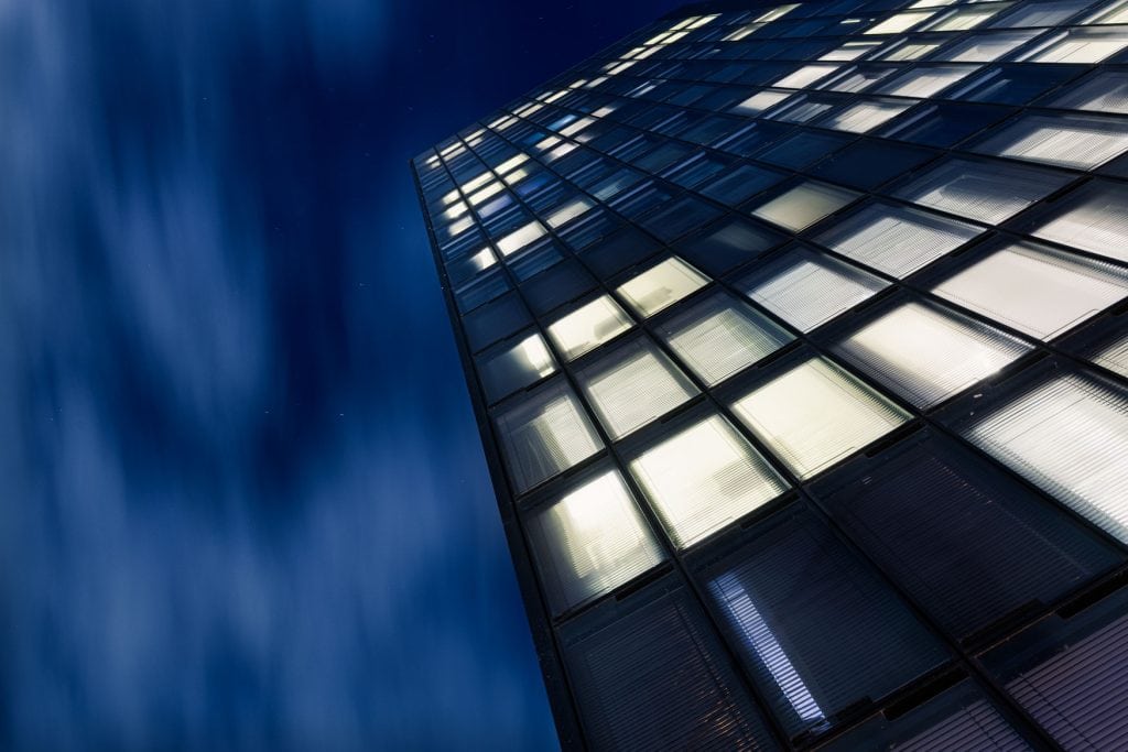 Nachtsicht auf modernes Glasgebäude mit leuchtenden Fenstern in Düsseldorf
