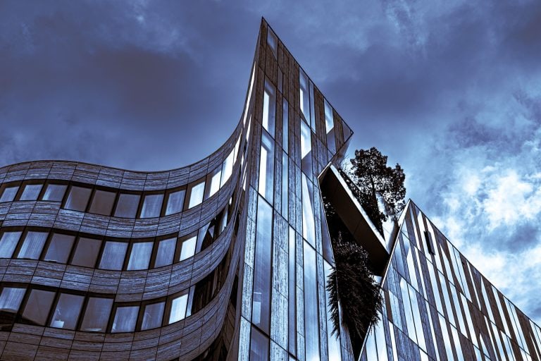 Dramatische Fine-Art-Architekturaufnahme des Kö-Bogens in Düsseldorf vor dunklem Himmel