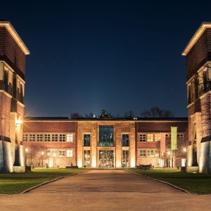 Nachtaufnahme des beleuchteten Kunstpalasts im Ehrenhof in Düsseldorf