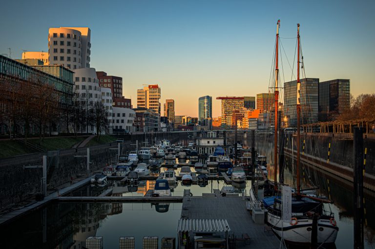 Sonnenaufgang über dem Düsseldorfer Medienhafen mit Marina und Spiegelung