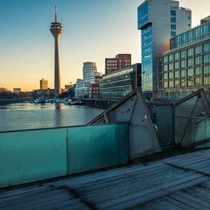 Winterlicher Sonnenaufgang am Düsseldorfer Medienhafen mit Rheinturm und moderner Architektur