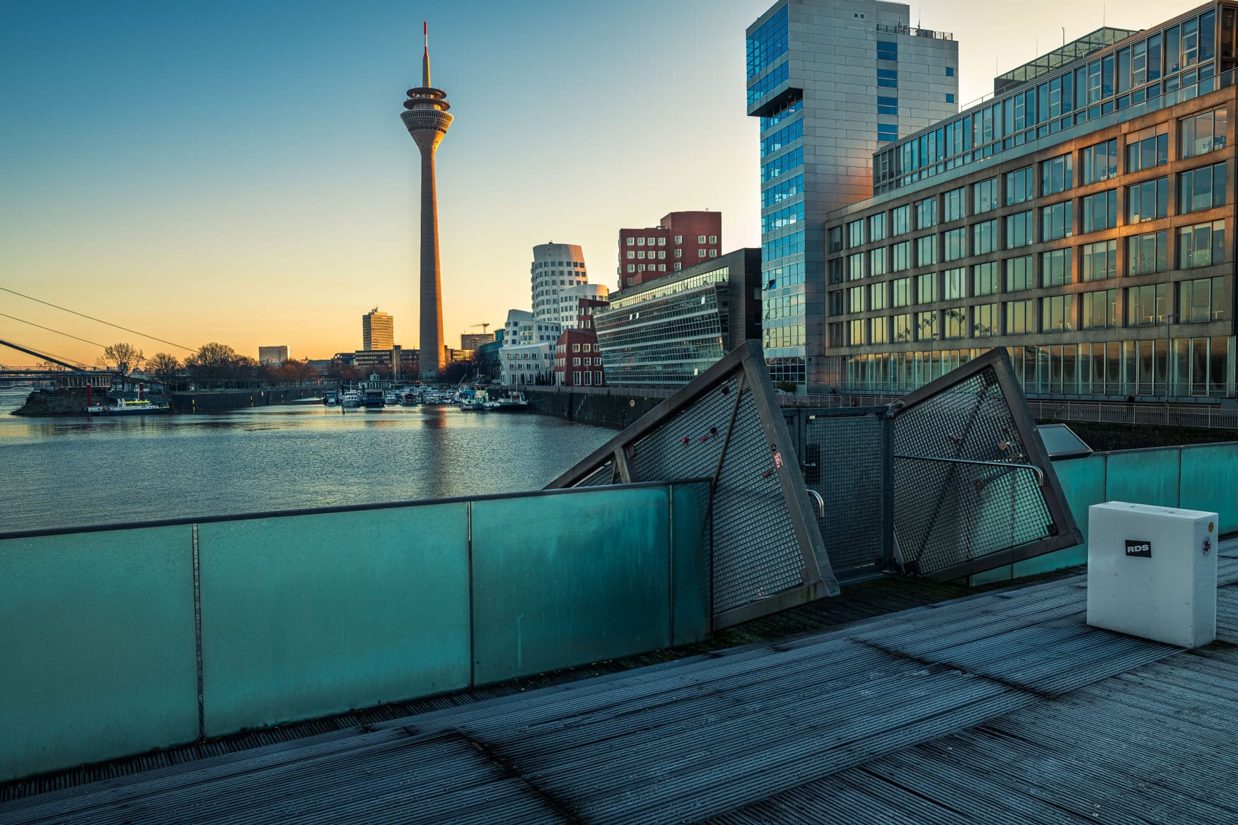 Winterlicher Sonnenaufgang am Düsseldorfer Medienhafen mit Rheinturm und moderner Architektur