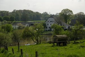 Idyllischer Bauernhof im Düsseldorfer Morper Bachtal mit Teich und Fachwerkhaus im Frühling