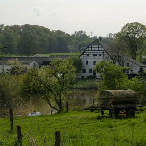 Idyllischer Bauernhof im Düsseldorfer Morper Bachtal mit Teich und Fachwerkhaus im Frühling
