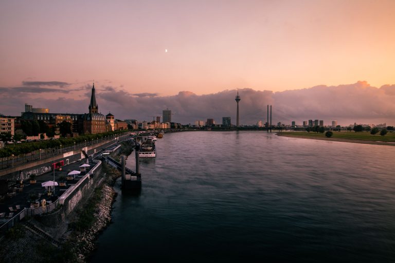 Düsseldorf Skyline mit Rheinturm bei Sonnenuntergang als Panorama am Rhein