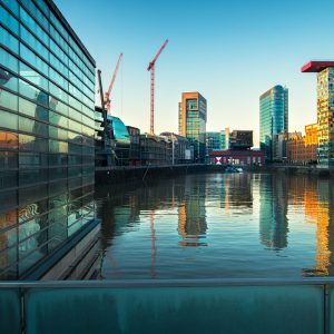 Moderner Düsseldorfer Medienhafen mit Spiegelungen im Wasser bei klarem Morgenlicht