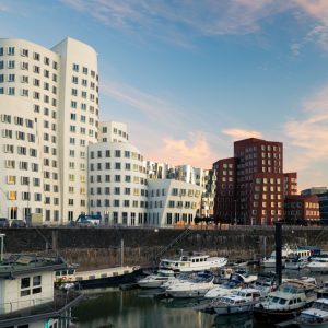 Gehry-Bauten in Düsseldorf mit Yachthafen bei weichem Morgenlicht