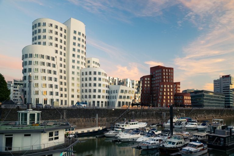 Gehry-Bauten in Düsseldorf mit Yachthafen bei weichem Morgenlicht
