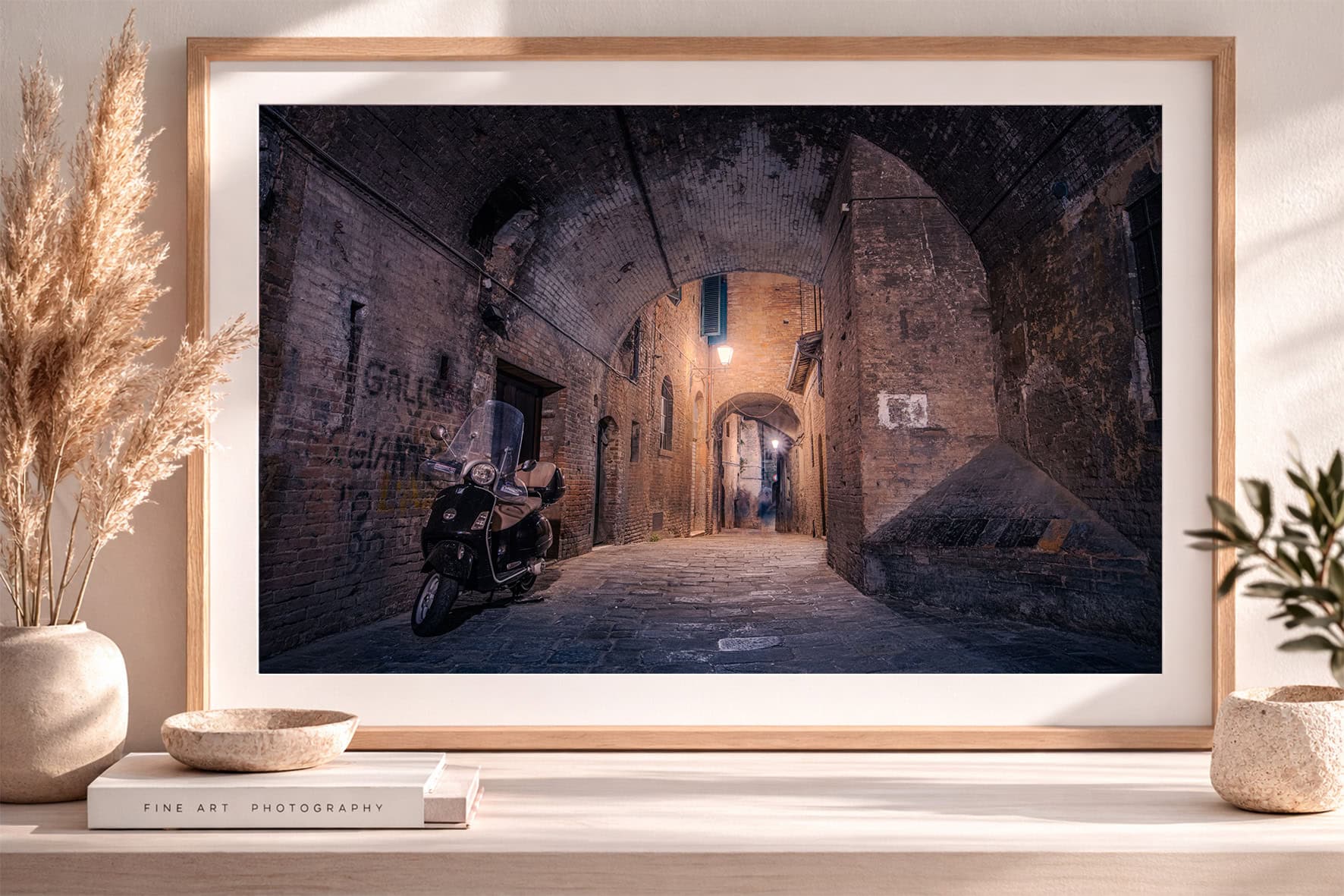 Fotografie einer nächtlichen Altstadtgasse mit Motorroller im Bogen, im Holzrahmen auf Sideboard mit Deko