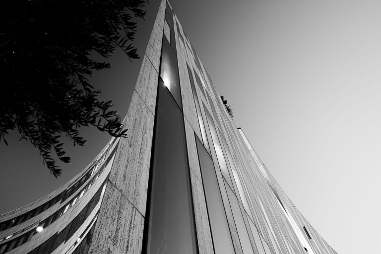 Schwarzweiß-Fotografie des Kö-Bogen in Düsseldorf aus extremer Untersicht