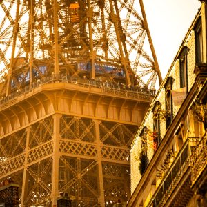 Eiffelturm in Paris mit nahen Hausfassaden im warmen goldenen Licht