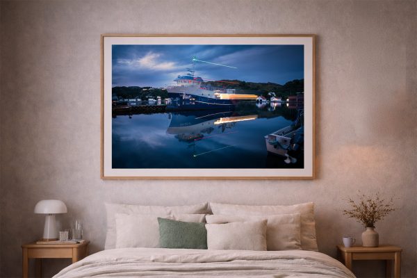 Fotografie eines beleuchteten Schiffs im nächtlichen Hafen mit Spiegelung im Wasser, gerahmt über einem Bett in einem ruhigen Schlafzimmer