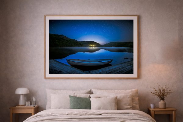 Großes Wandbild über einem Bett zeigt ein Ruderboot an einem stillen See unter klarem Sternenhimmel in dunklen Blautönen.