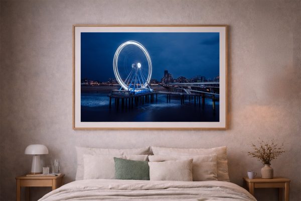 Fotografie eines leuchtenden Riesenrads über einem Pier bei Nacht, eingerahmt über einem Bett in einem ruhigen Schlafzimmer