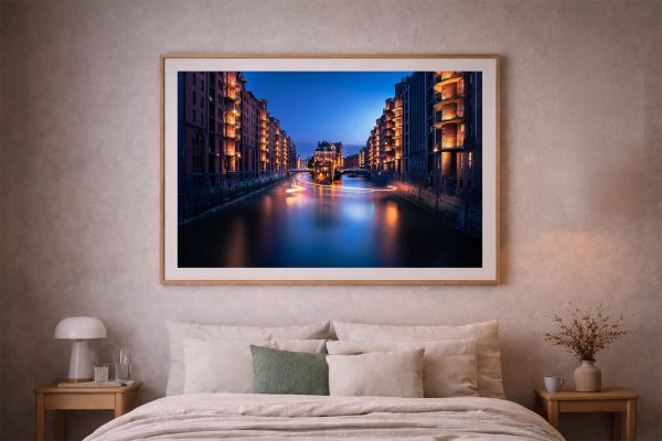 Großes Foto eines beleuchteten Kanals bei Nacht über einem beige eingerichteten Bett im Schlafzimmer