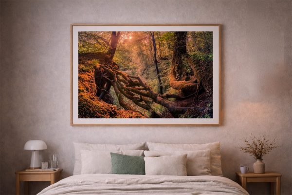 Großes Wandbild mit herbstlicher Waldszene und verwobenen Wurzeln über einem gemütlichen Doppelbett im Schlafzimmer