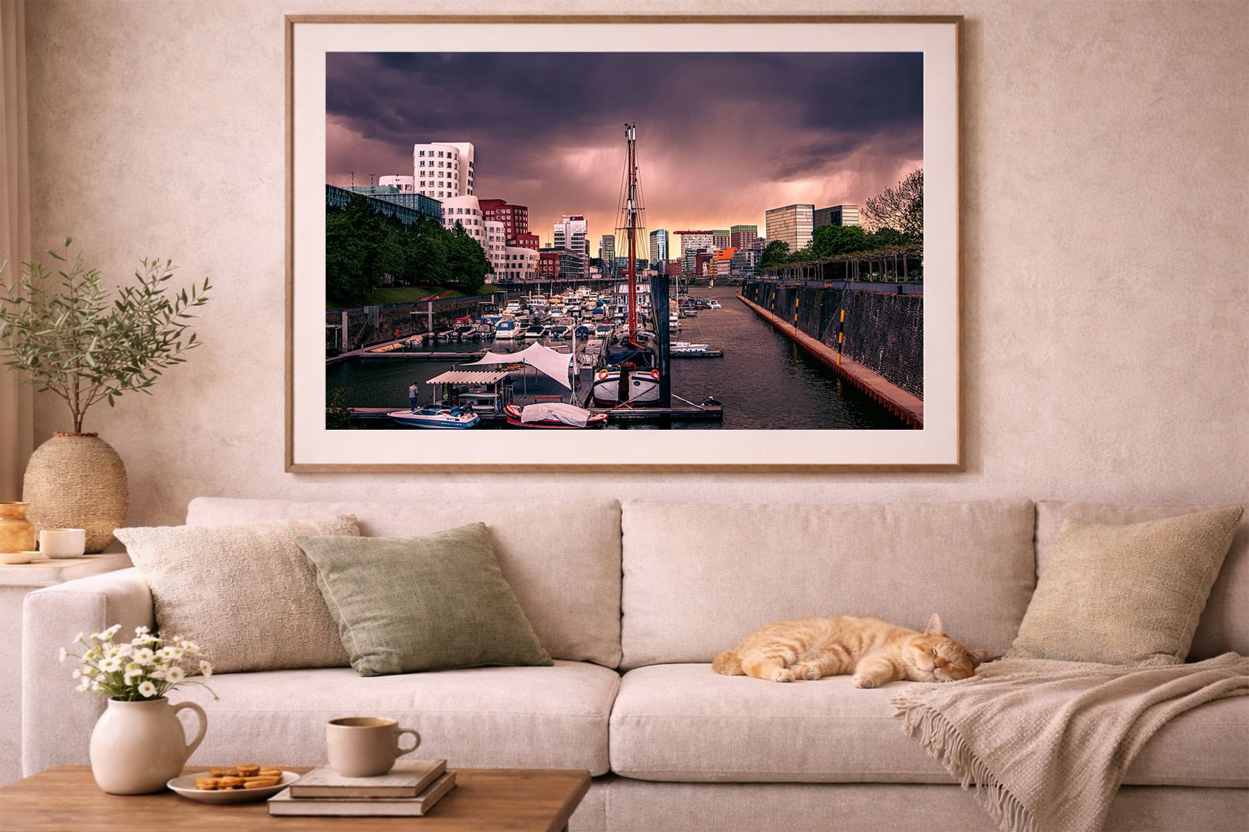 Fotografie eines modernen Hafens mit Booten und dramatischem Himmel in großem Rahmen über einem beigen Sofa im Wohnzimmer.