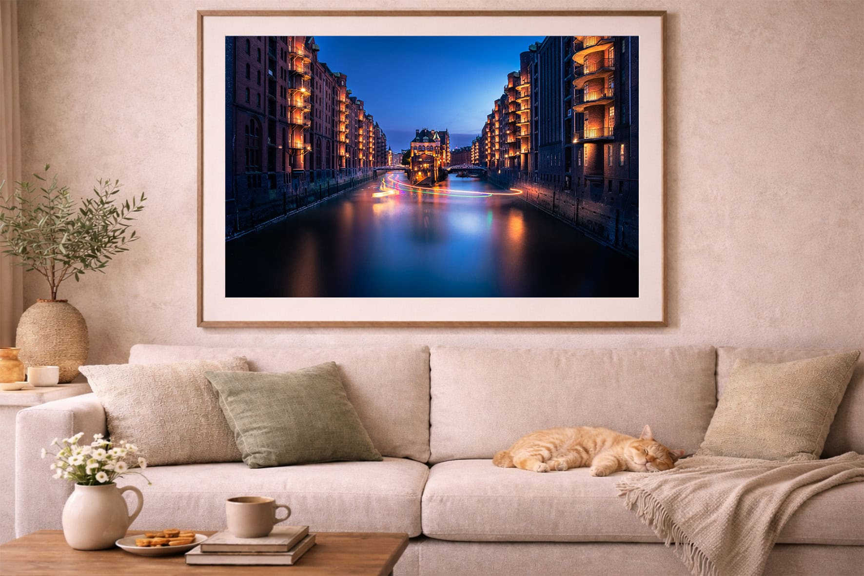 Fotografie eines beleuchteten Kanals zwischen hohen Backsteingebäuden bei Blaustunde, groß gerahmt über einem Sofa im Wohnzimmer