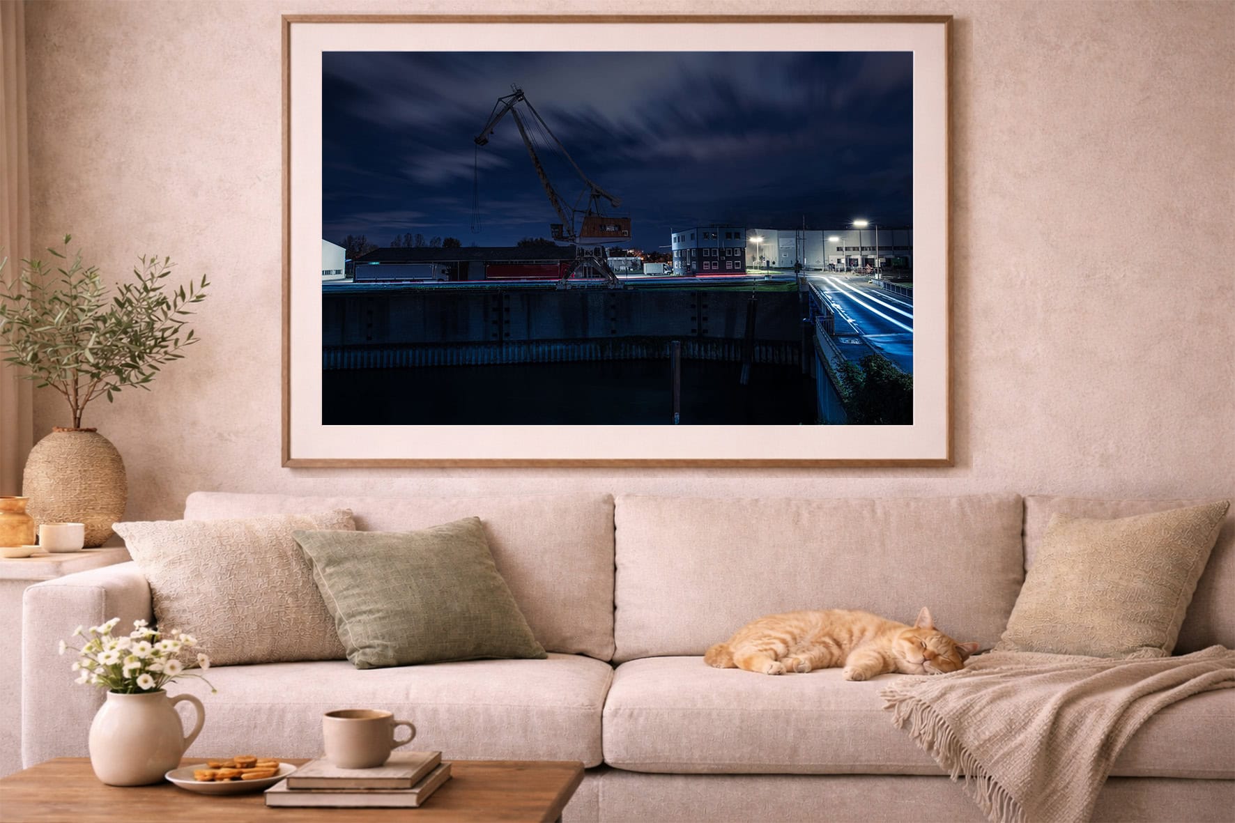 Fotografie eines nächtlichen Hafengeländes mit Kran und beleuchteter Straße in großem Rahmen über einem Sofa im Wohnzimmer