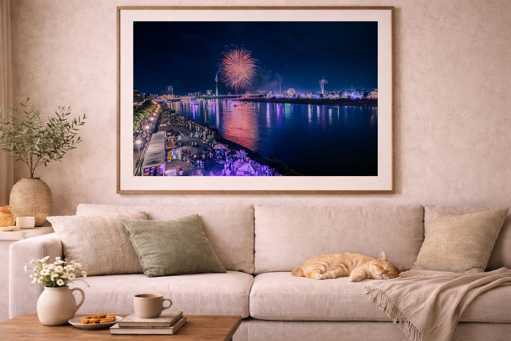 Fotografie mit Feuerwerk über einer hell erleuchteten Flussstadt bei Nacht, als gerahmtes Wandbild über einem beigen Sofa im Wohnzimmer