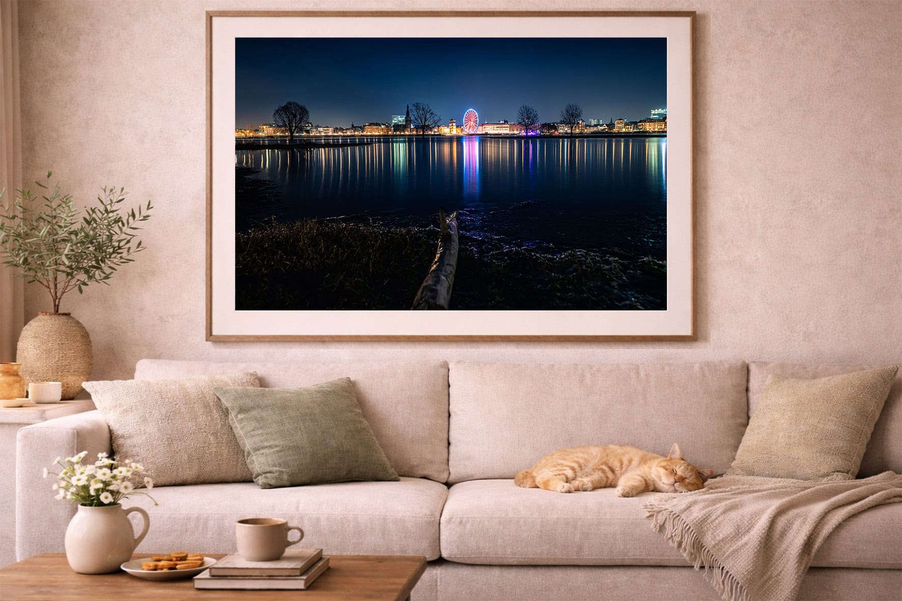 Fotografie einer nächtlichen Uferlandschaft mit beleuchtetem Riesenrad und Stadtlichtern, als gerahmtes Wandbild über einem Sofa im Wohnzimmer